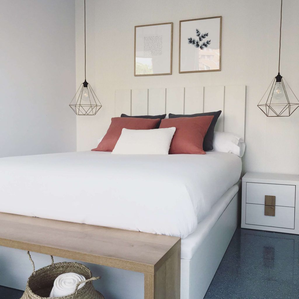 Dormitorio con cama y colchón de matrimonio de Muebles Soluciones