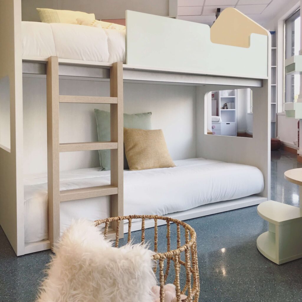 Dormitorio juvenil con litera fabricado por Muebles Soluciones en Zaragoza