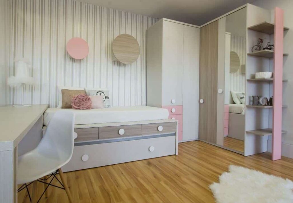 Dormitorio juvenil de colores blanco y rosa