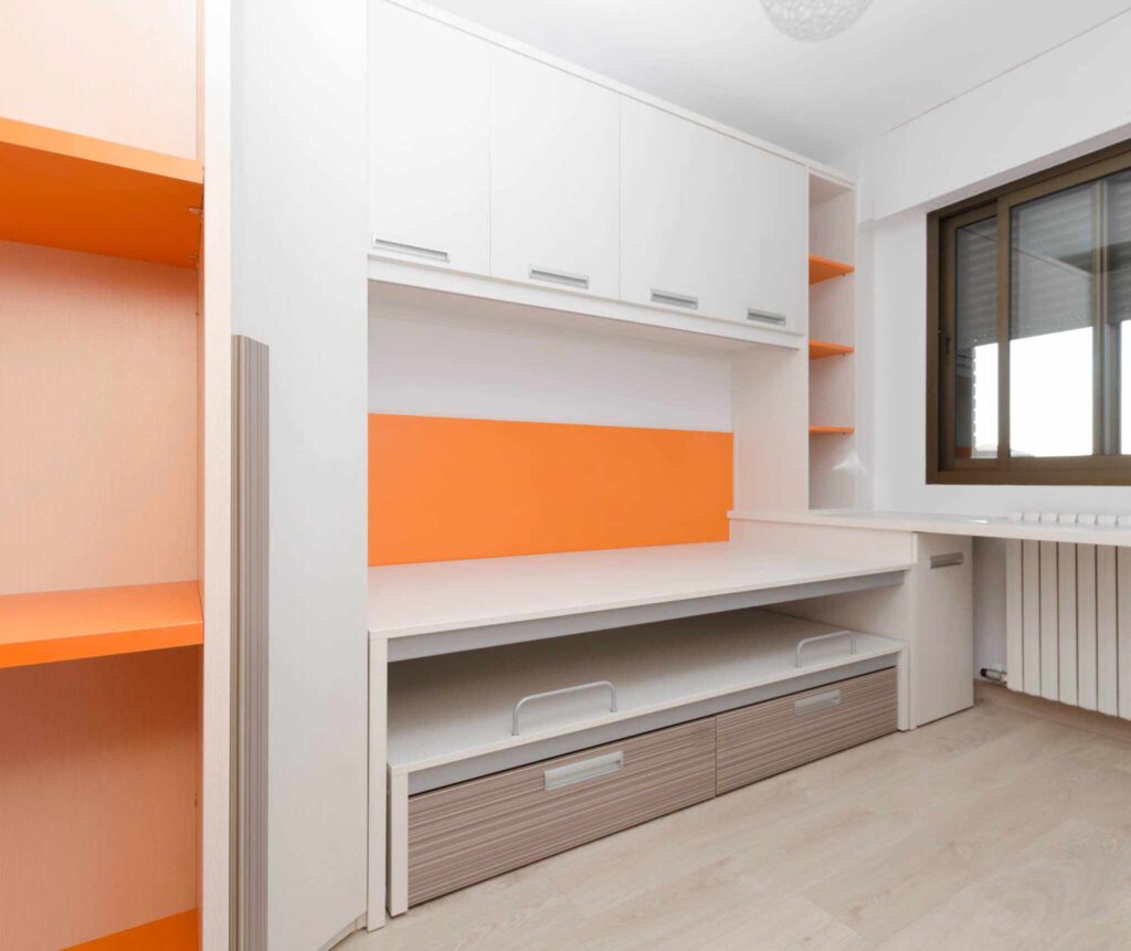 Mueble especial para dormitorio juvenil en color naranja